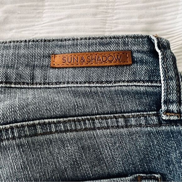 Sun & Shadow Frayed Bottom Jeans size 27 - Picture 3 of 5